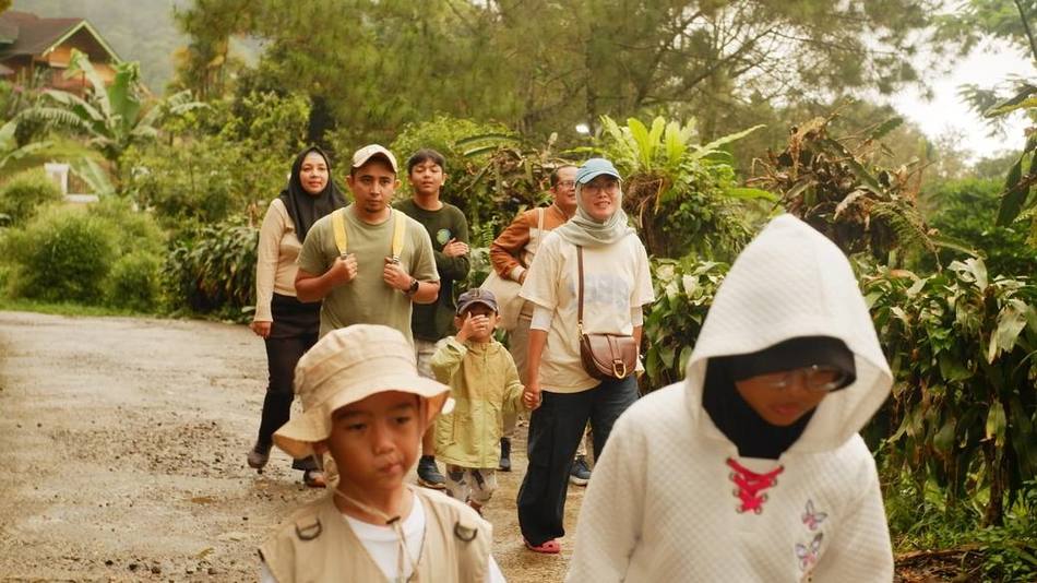 Suasana kegiatan belajar di alam Rumah Tumbuh